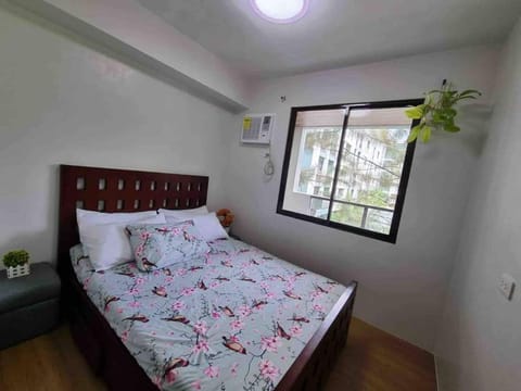 PineSuites Relaxing 2-bedroom condo with pool and garden view Condo in Tagaytay