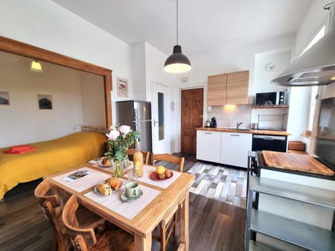 Appartement T2 avec terrasse, parking et wifi à St-Genest-Lerpt - FR-1-496-287 Apartment in Saint-Étienne