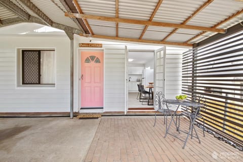 Poppies Cottage - Cooee Bay Beachside Retreat House in Yeppoon