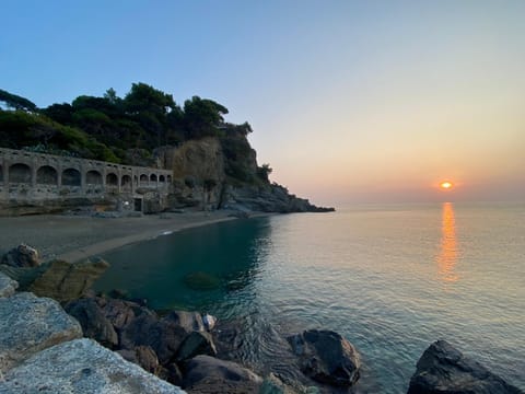 Il mare in Piazza Condo in Albisola Superiore