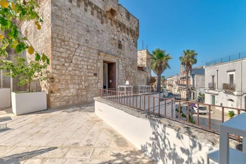 Property building, Day, Balcony/Terrace, Landmark view