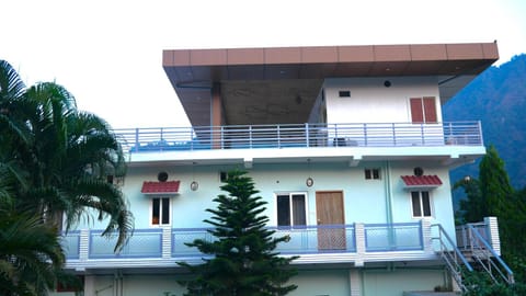 Flow House Hostel in Rishikesh