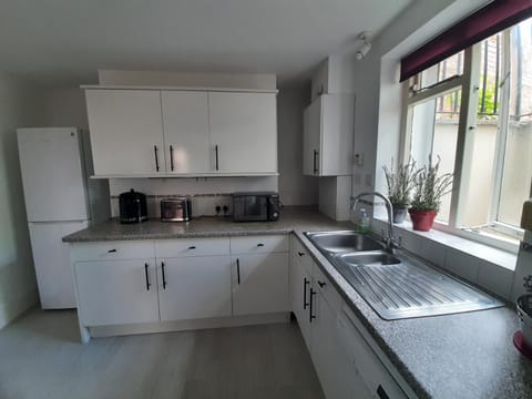 Wokingham - Central 2 beds home with parking Condo in Wokingham