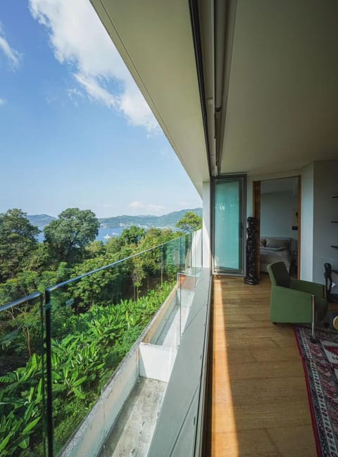 Superior panoramic balcony Sea View room海景别墅 Condo in Patong