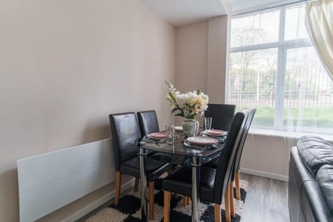 Bright 1 Bed Manchester Flat - Sleeps 3 Apartment in Salford