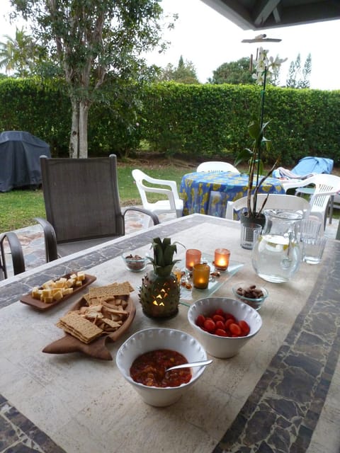 Patio, Garden, Food and drinks, Decorative detail, Dining area, Garden view, Dinner, Drinks