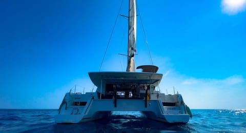 Placencia Sailing Catamaran Day Charter « Gingembre » Docked boat in Stann Creek District