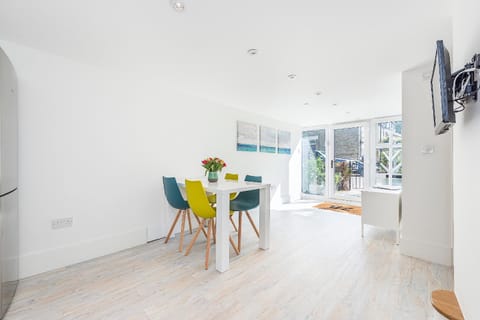 Hidden Gem in Chiswick, Stylish 1 Bedroom House Condo in London Borough of Ealing