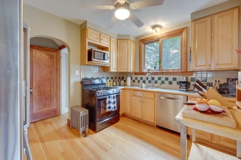 Ferndale Gem, Walk to Stores and Restaurants! House in Ferndale