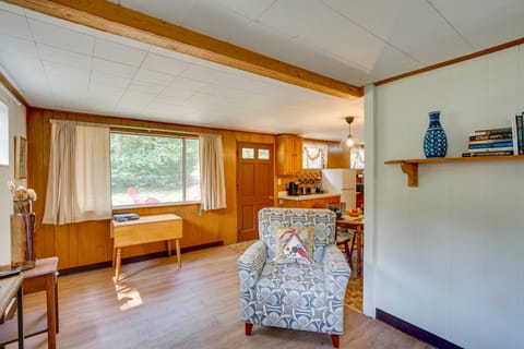Cozy Becket Cottage Escape with Lake Access! Maison in Becket