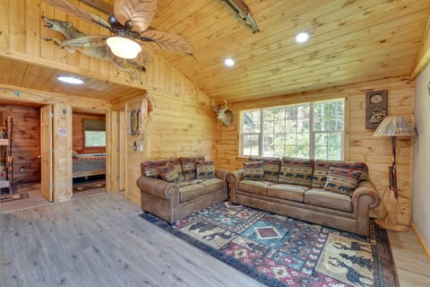 Cozy Ellicottville Cabin with Water Views - Near Ski House in Cattaraugus
