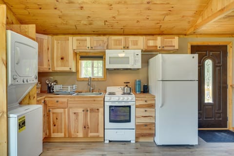 Cozy Ellicottville Cabin with Water Views - Near Ski Haus in Cattaraugus