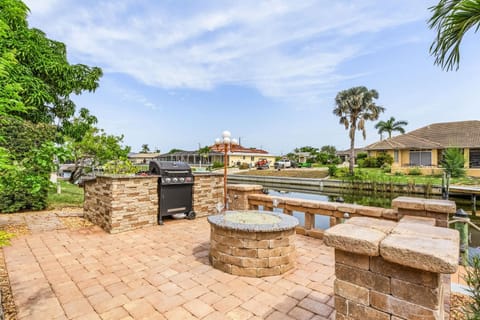 Gulf access, Heated Pool, outdoor kitchen, firepit & dock - Waterfront Paradise House in Cape Coral