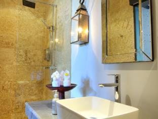 Room & Vespa 1 - Stay Central Seminyak Near Beach Bed and Breakfast in Kuta