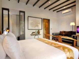 Room & Vespa 1 - Stay Central Seminyak Near Beach Bed and Breakfast in Kuta