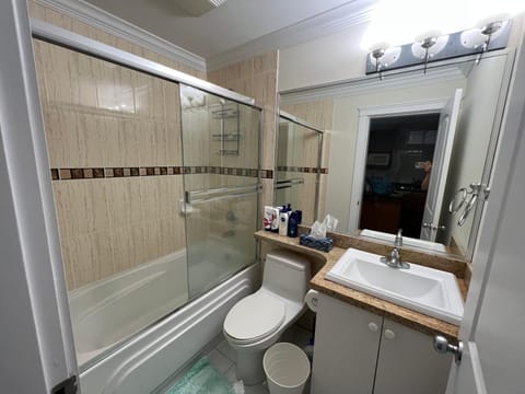 Private suite 1 bed 1 bath 15 mins YVR and downtown 舒适安静 Copropriété in Vancouver