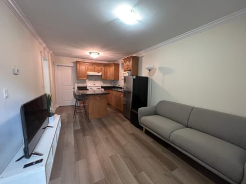 Private suite 1 bed 1 bath 15 mins YVR and downtown 舒适安静 Condo in Vancouver