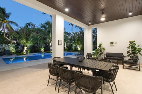 Villa in Coral Gables with Pool Jacuzzi Game Room House in Coral Gables