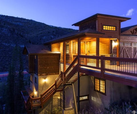 Valley Views, Hot Tub and Parking Included House in Vail