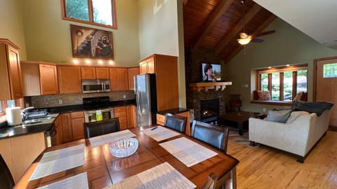 mountain cabin in Lake harmony - walk or drive to BB SKI and Lake, JACK FROST Ski mts with POOL, BEACH, LINENS, TOWELS, HOTTUB, GAMES, GRILL Maison in Kidder Township