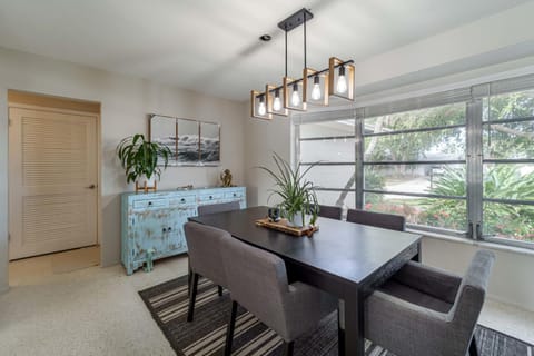 Stylish & Cozy home close to downtown and 10mins to beach Haus in Venice Gardens