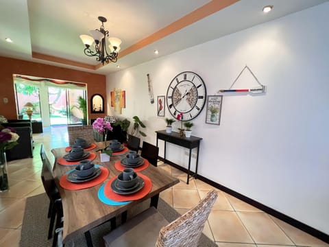 Beautiful home w/ backyard, AC - close to airport Apartment in Alajuela