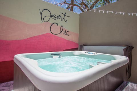 East Downtown Desert Chic Casita-Hot Tub-Pet Friendly-No Pet Fees! Bed and Breakfast in Albuquerque