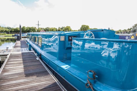 Blue Waterside Haven Charming 2 Bedroom Boat on Staines Rd Chertsey Docked boat in Staines-upon-Thames