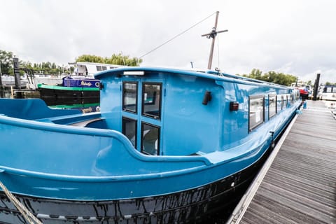 Blue Waterside Haven Charming 2 Bedroom Boat on Staines Rd Chertsey Barco atracado in Staines-upon-Thames