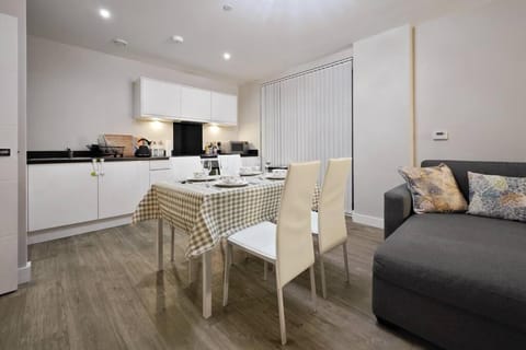 Modern 2bed2bath Apartment in Harrow Condo in Harrow