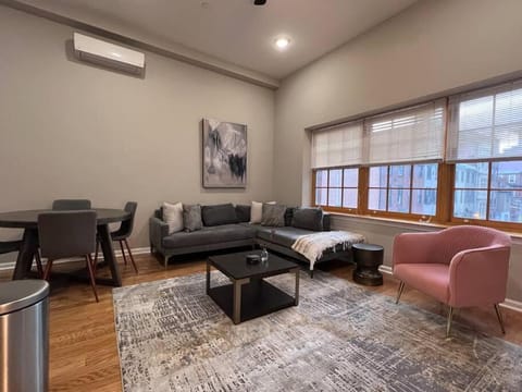 Beautiful 1BD With Balcony Hosted By StayRafa - 2F Condo in Rittenhouse Square