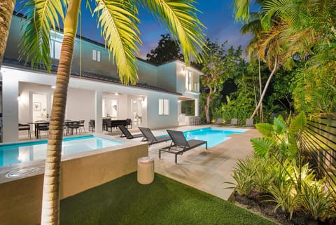 Lux Villa sleeps 18 guest with Pool Jacuzzi Billiards Basketball Casa in Coral Gables