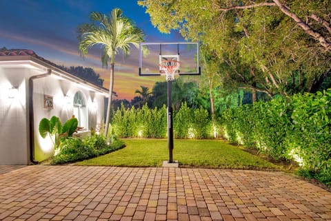 Lux Villa sleeps 18 guest with Pool Jacuzzi Billiards Basketball House in Coral Gables