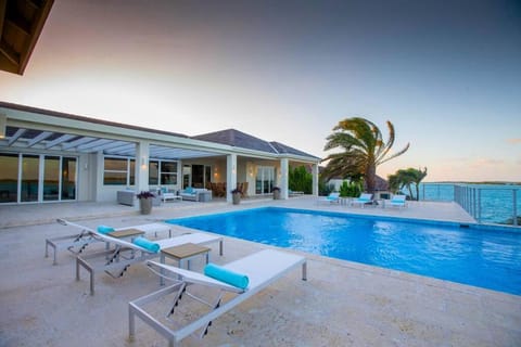 Crystal Blue Water Front Home with Pool Villa in Turks and Caicos Islands