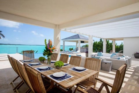 Crystal Blue Water Front Home with Pool Villa in Turks and Caicos Islands