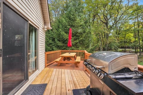 Lake harmony roomy CHALET - 4 mins WALKING distance to LAKE, with LINENS, TOWELS, FIREPIT, HOTTUB, GRILL & close to SKI Chalé in Hickory Run State Park