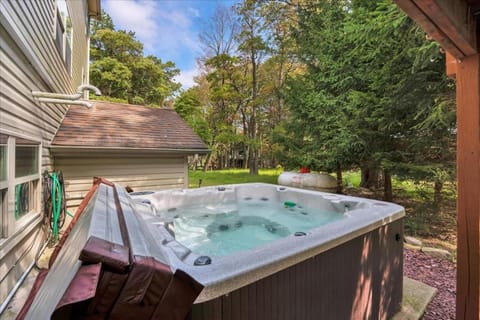 Lake harmony roomy CHALET - 4 mins WALKING distance to LAKE, with LINENS, TOWELS, FIREPIT, HOTTUB, GRILL & close to SKI Chalé in Hickory Run State Park