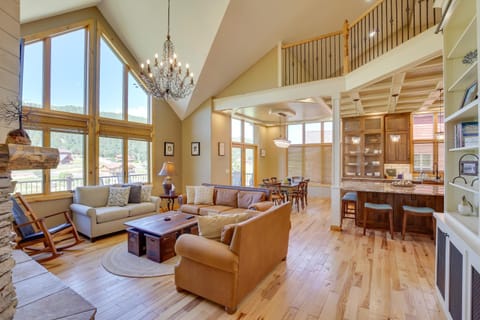 Luxe Home with Hot Tub Near Historic Deadwood! Casa in North Lawrence