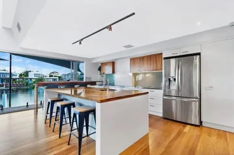 Luxurious Waterfront 5Brm Canal Home Caloundra House in Golden Beach