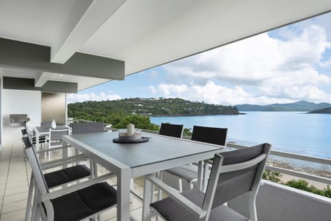 Natural landscape, View (from property/room), Balcony/Terrace, Living room, Dining area, Mountain view, Sea view