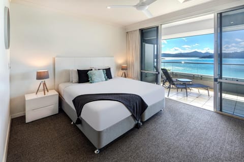 Bed, Natural landscape, View (from property/room), Balcony/Terrace, Bedroom, Mountain view, Sea view