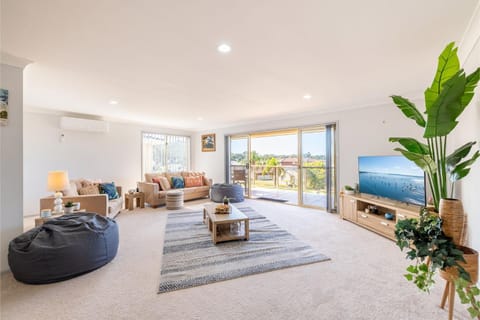 124 Rocky Point Rd - pet friendly, air con, Wi-Fi, high chair and Cot House in Fingal Bay