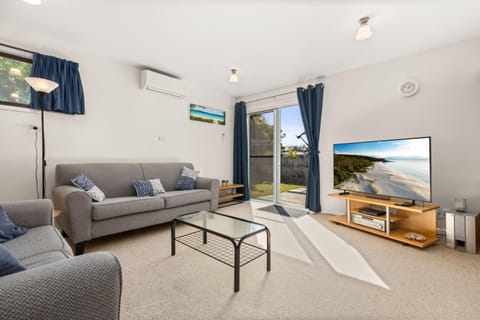 Nelson Beach Cottage by Experience Jervis Bay House in Vincentia