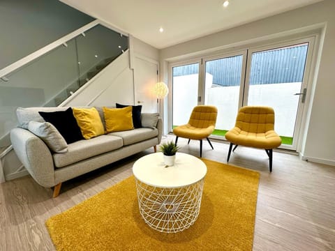 Stunning Brand New House - Sleeps 6 - Free Parking - Great Location - Fast WiFi - Smart TV - Close to Poole & Bournemouth & Sandbanks House in Poole