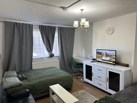 Great 5-Bed Wembley Home 25min from Central London House in Wembley