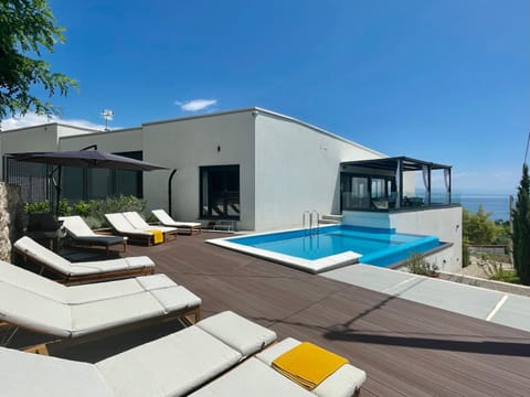 Property building, Patio, Day, Natural landscape, Balcony/Terrace, Sea view, Swimming pool, Swimming pool, sunbed