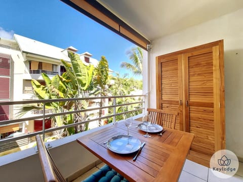 Patio, Day, Dining area