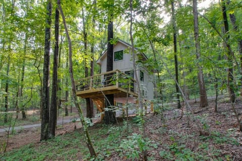4 Birch Luxury Treehouse near Lake Guntersville Campeggio /
resort per camper in Grant