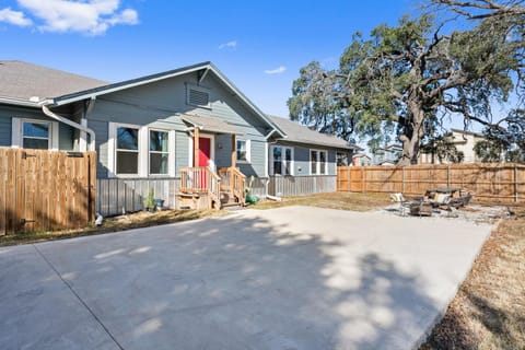 Quaint Cottage downtown Waco close to Magnolia, Baylor uni., Cameron Park Zoo... Apartment in Waco