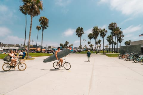 Venice Beach International Traveler Cabins & Suites- Surf & Yoga & E-Bike Bed and Breakfast in Venice Beach